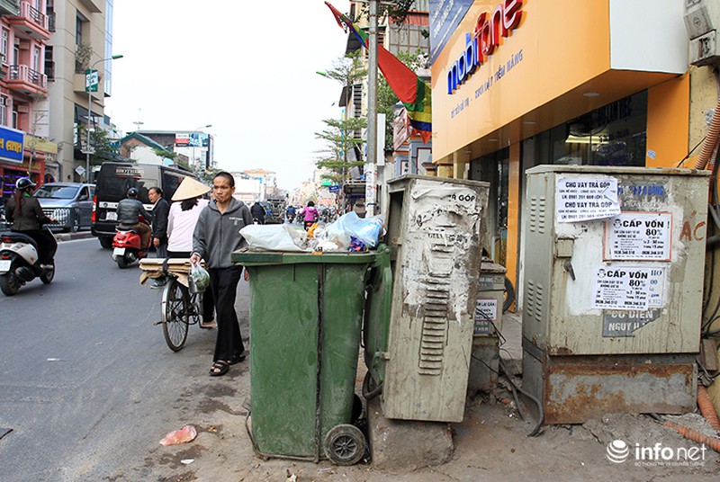 Hà Nội: Bất lực nhìn cảnh người đi bộ