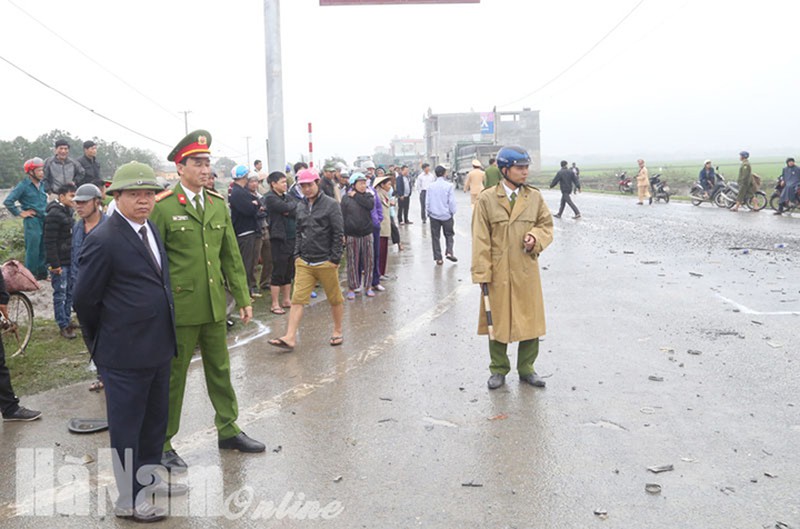 Tin mới nhất vụ xe đón dâu ở Hà Nam bị tai nạn: Ít nhất 3 người đã tử vong - ảnh 1