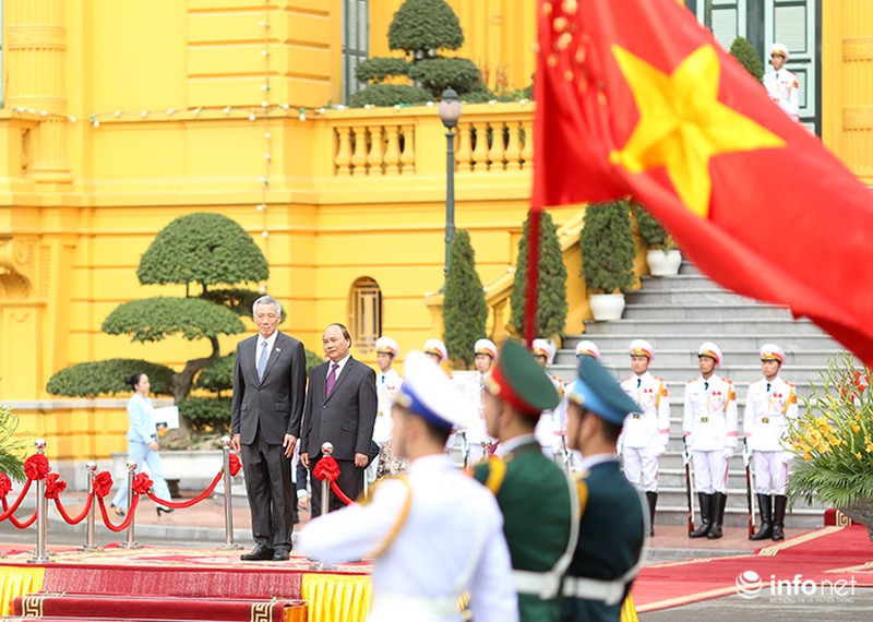 Lễ đón chính thức Thủ tướng Singapore Lý Hiển Long tại Hà Nội - ảnh 9