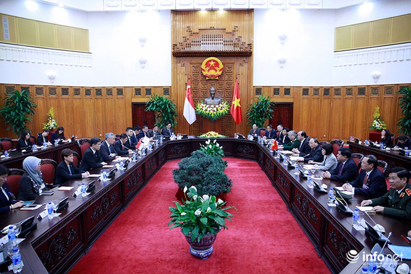 Thủ tướng Nguyễn Xuân Phúc tặng ảnh Thủ tướng Singapore Lý Hiển Long - ảnh 7