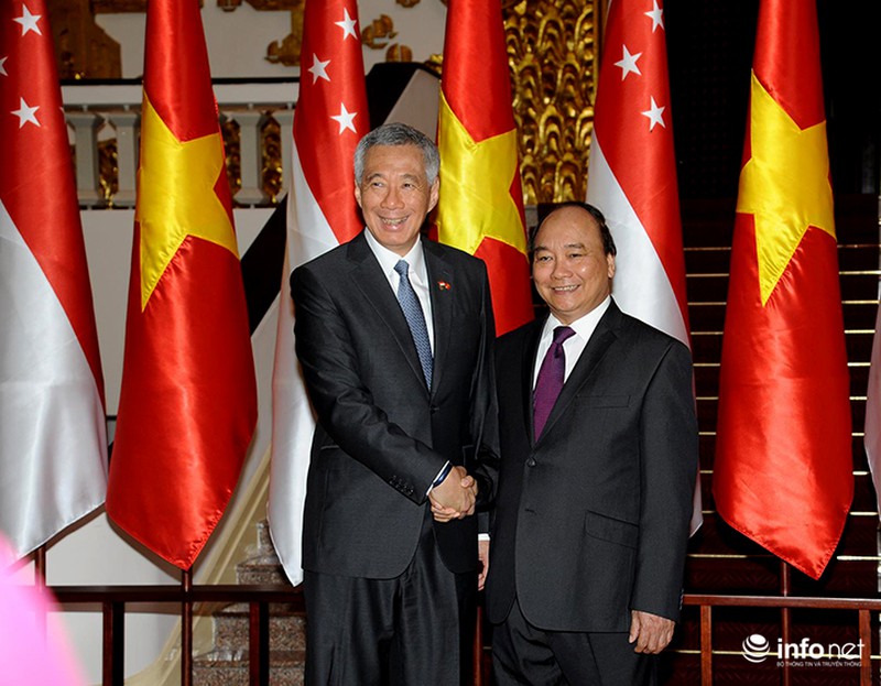 Thủ tướng Nguyễn Xuân Phúc tặng ảnh Thủ tướng Singapore Lý Hiển Long - ảnh 2