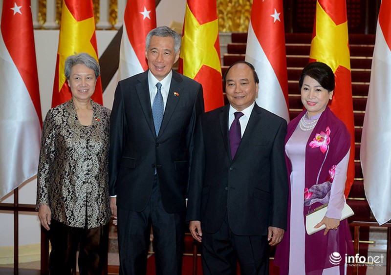 Thủ tướng Nguyễn Xuân Phúc tặng ảnh Thủ tướng Singapore Lý Hiển Long - ảnh 3