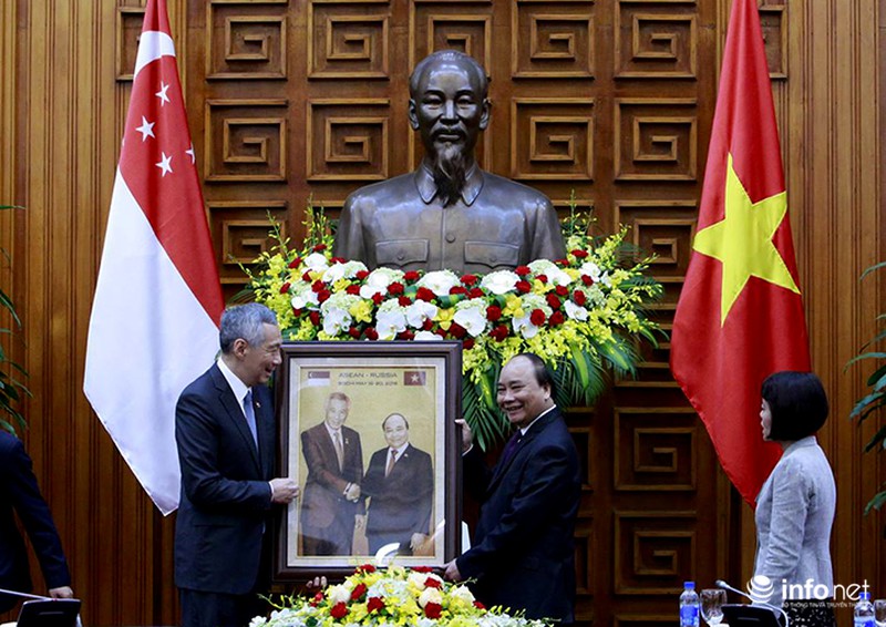 Thủ tướng Nguyễn Xuân Phúc tặng ảnh Thủ tướng Singapore Lý Hiển Long - ảnh 4