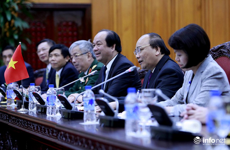 Thủ tướng Nguyễn Xuân Phúc tặng ảnh Thủ tướng Singapore Lý Hiển Long - ảnh 5