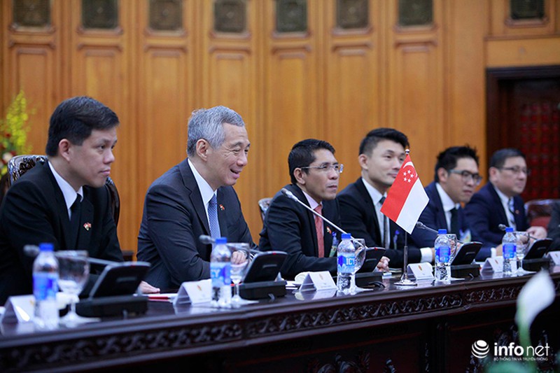 Thủ tướng Nguyễn Xuân Phúc tặng ảnh Thủ tướng Singapore Lý Hiển Long - ảnh 6