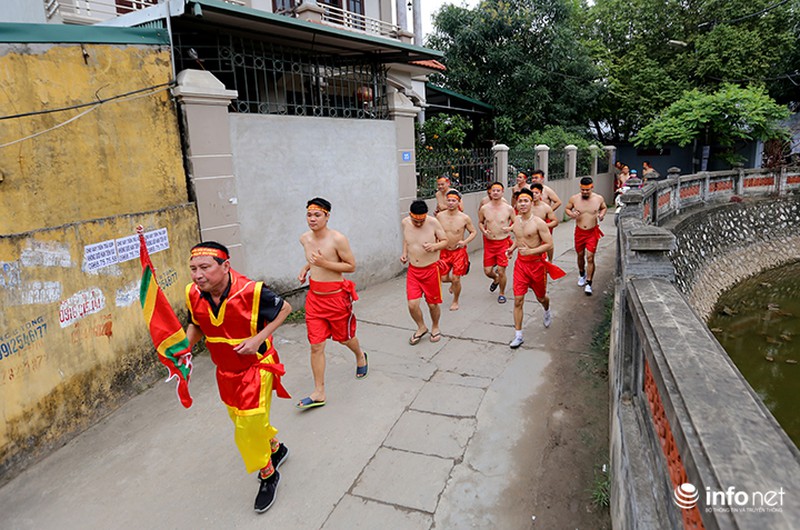 Độc đáo cuộc thi kéo co… ngồi của làng Ngọc Trì - ảnh 1