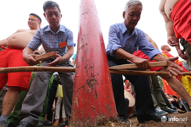 Độc đáo cuộc thi kéo co… ngồi của làng Ngọc Trì - ảnh 2