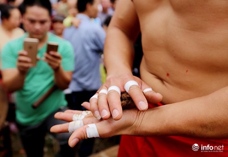 Độc đáo cuộc thi kéo co… ngồi của làng Ngọc Trì - ảnh 3