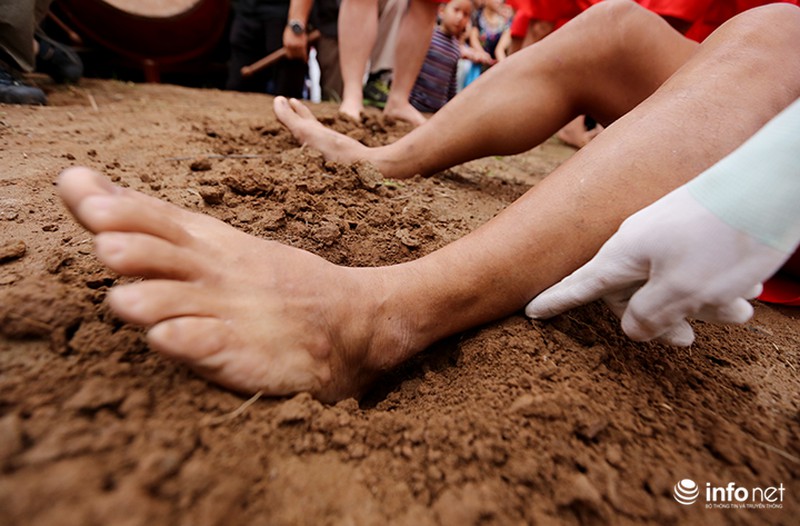 Độc đáo cuộc thi kéo co… ngồi của làng Ngọc Trì - ảnh 4