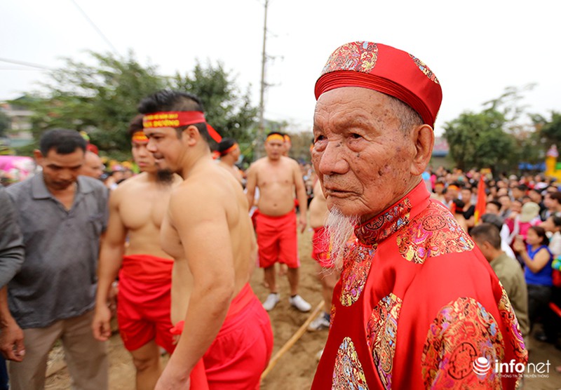 Độc đáo cuộc thi kéo co… ngồi của làng Ngọc Trì - ảnh 10