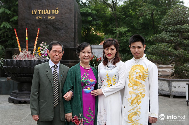 40 cặp đôi tổ chức đám cưới tập thể dâng hương tại tượng đài Lý Thái Tổ - ảnh 5
