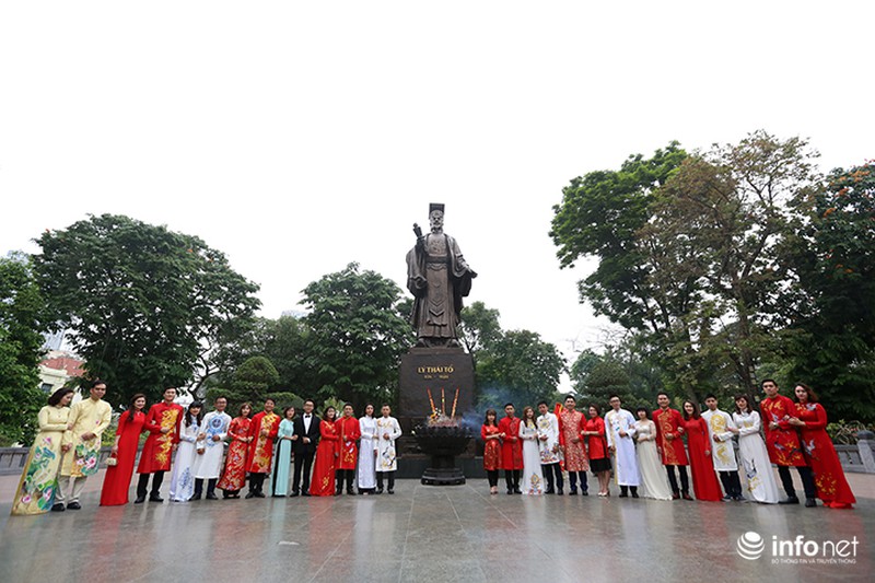 40 cặp đôi tổ chức đám cưới tập thể dâng hương tại tượng đài Lý Thái Tổ - ảnh 9