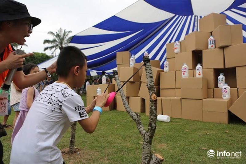 Chiếc ghế khổng lồ được xếp từ hàng ngàn... chiếc ghế - ảnh 1