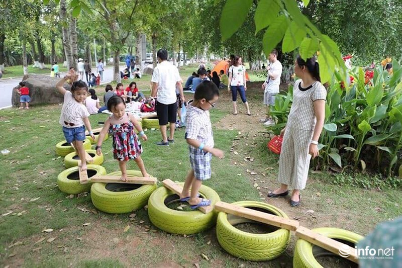 Chiếc ghế khổng lồ được xếp từ hàng ngàn... chiếc ghế - ảnh 2