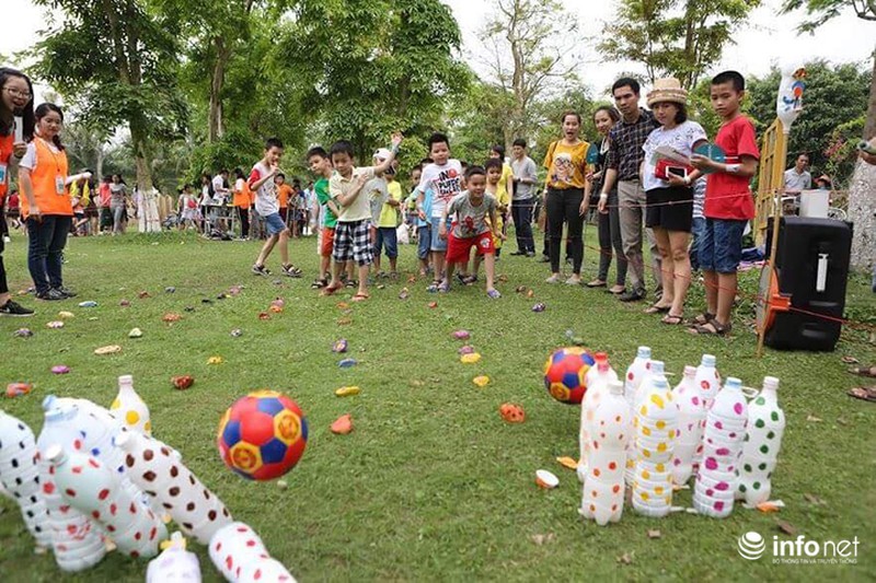 Chiếc ghế khổng lồ được xếp từ hàng ngàn... chiếc ghế - ảnh 7