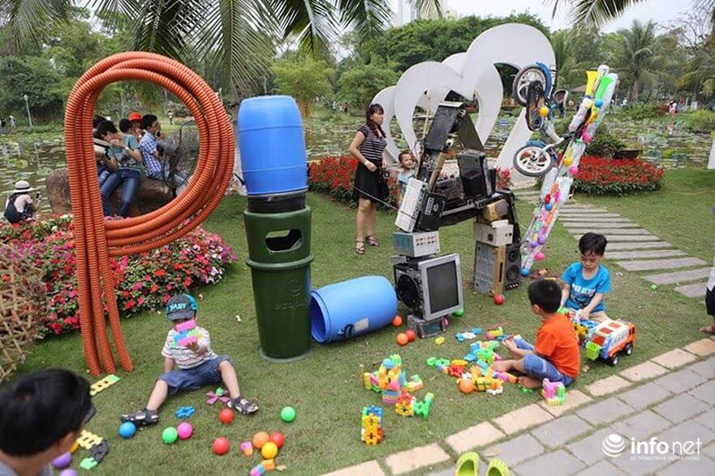 Chiếc ghế khổng lồ được xếp từ hàng ngàn... chiếc ghế - ảnh 9