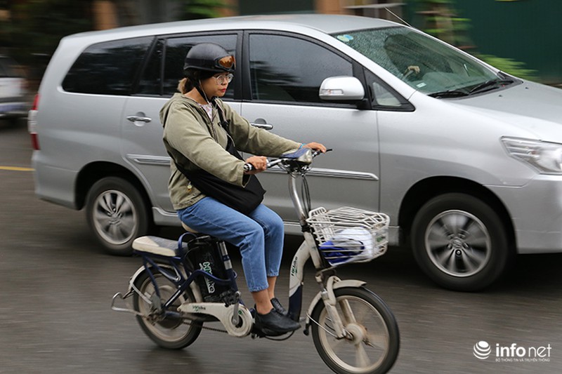 Người Hà Nội mặc áo rét ra đường giữa... mùa hè - ảnh 1