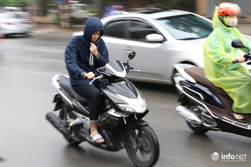 Người Hà Nội mặc áo rét ra đường giữa... mùa hè - ảnh 2