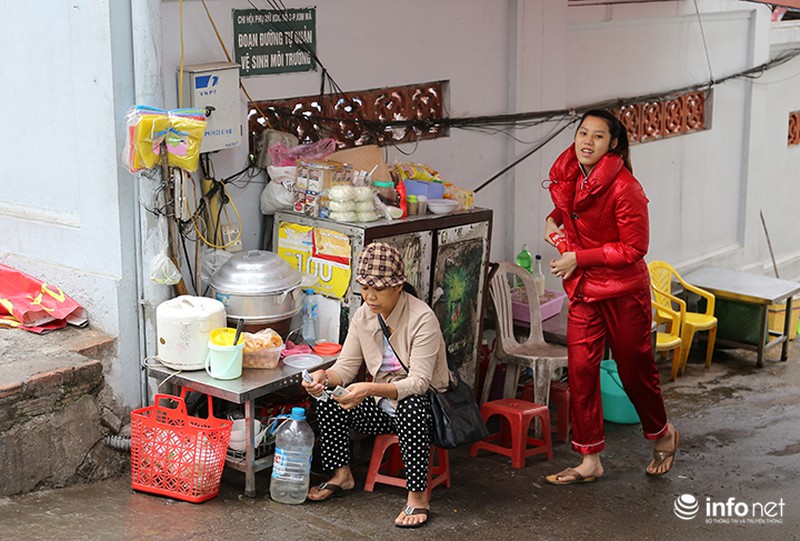 Người Hà Nội mặc áo rét ra đường giữa... mùa hè - ảnh 3