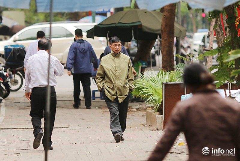 Người Hà Nội mặc áo rét ra đường giữa... mùa hè - ảnh 4