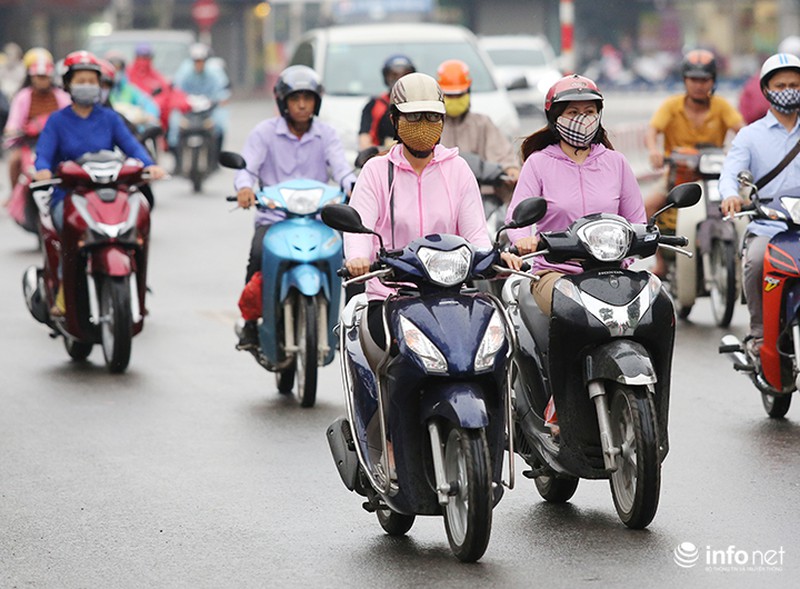 Người Hà Nội mặc áo rét ra đường giữa... mùa hè - ảnh 5