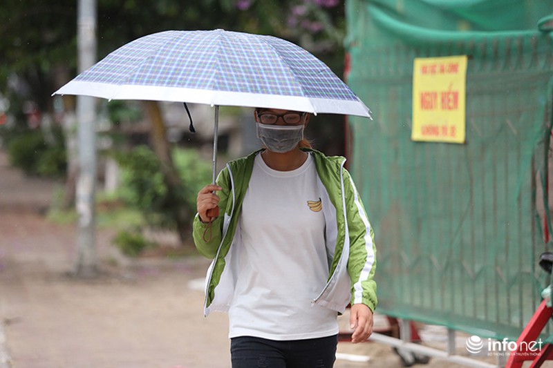 Người Hà Nội mặc áo rét ra đường giữa... mùa hè - ảnh 6