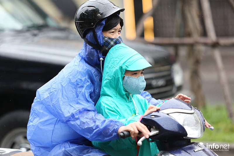 Người Hà Nội mặc áo rét ra đường giữa... mùa hè - ảnh 7