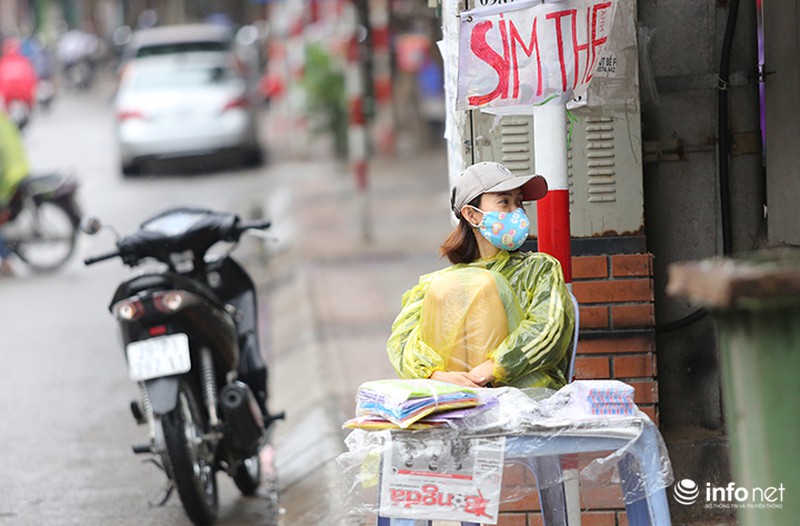 Người Hà Nội mặc áo rét ra đường giữa... mùa hè - ảnh 8