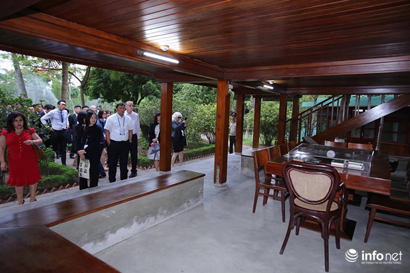 Đại biểu APEC tham quan Khu di tích Chủ tịch Hồ Chí Minh - ảnh 2