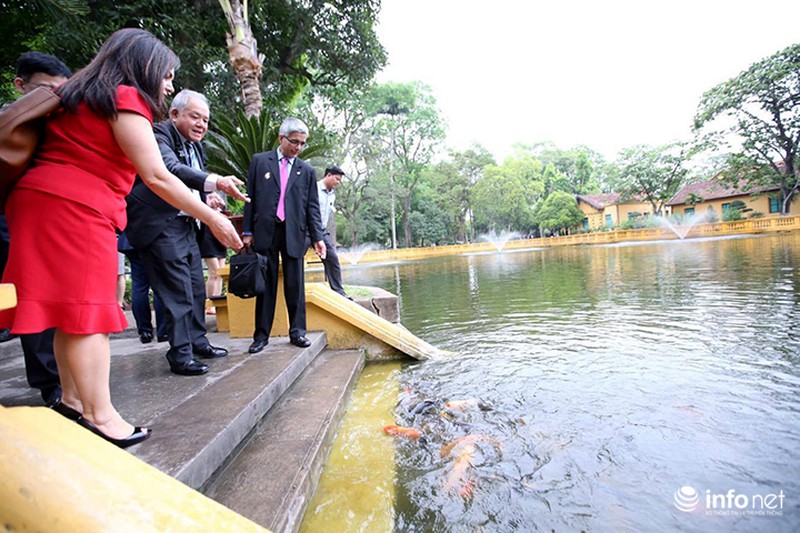 Đại biểu APEC tham quan Khu di tích Chủ tịch Hồ Chí Minh - ảnh 4