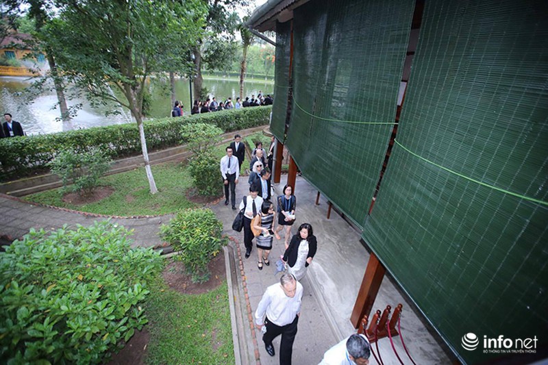 Đại biểu APEC tham quan Khu di tích Chủ tịch Hồ Chí Minh - ảnh 5