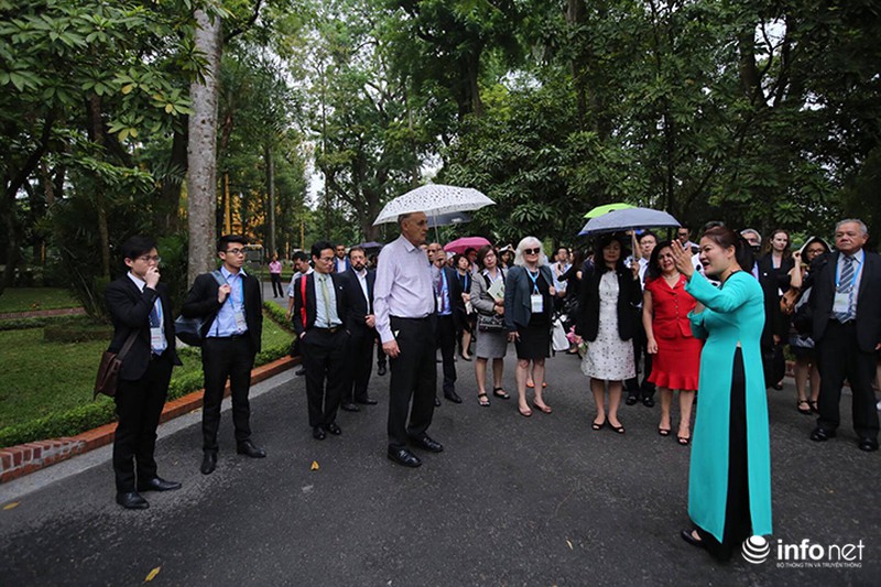 Đại biểu APEC tham quan Khu di tích Chủ tịch Hồ Chí Minh - ảnh 6