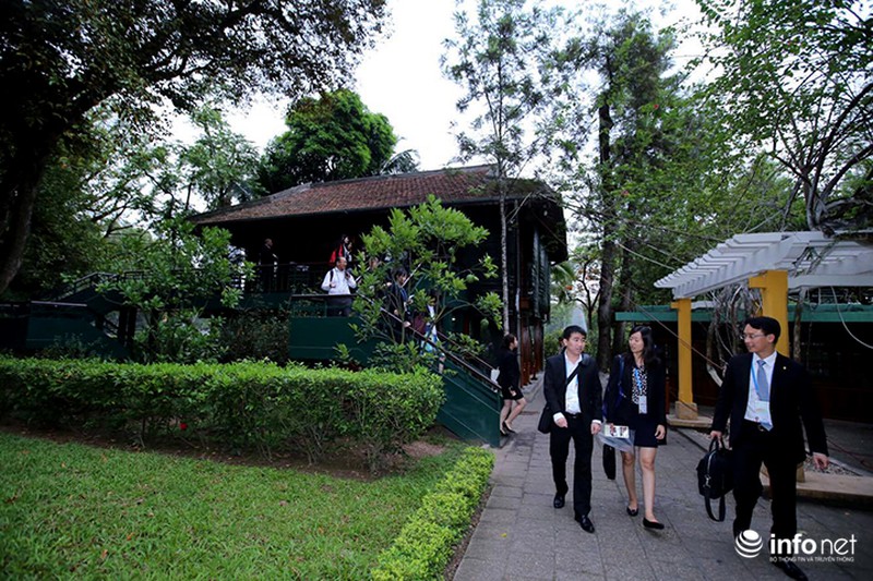 Đại biểu APEC tham quan Khu di tích Chủ tịch Hồ Chí Minh - ảnh 7