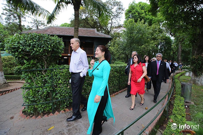 Đại biểu APEC tham quan Khu di tích Chủ tịch Hồ Chí Minh - ảnh 8