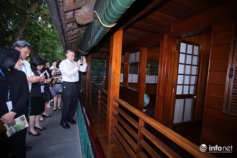 Đại biểu APEC tham quan Khu di tích Chủ tịch Hồ Chí Minh - ảnh 9