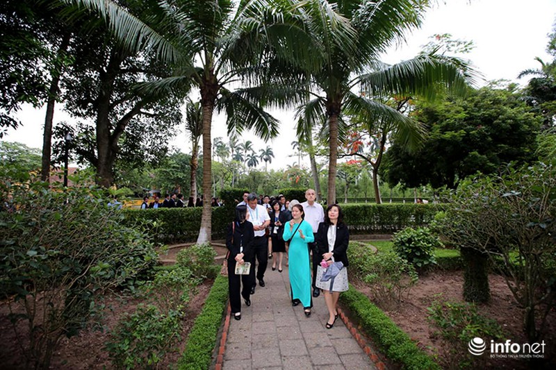 Đại biểu APEC tham quan Khu di tích Chủ tịch Hồ Chí Minh - ảnh 10