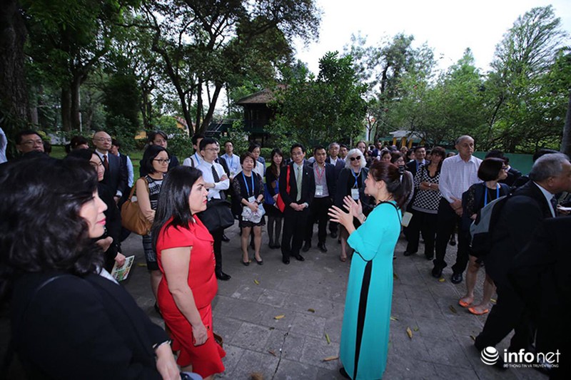 Đại biểu APEC tham quan Khu di tích Chủ tịch Hồ Chí Minh - ảnh 1
