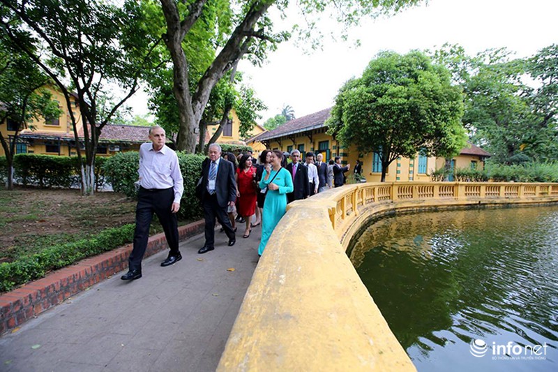 Đại biểu APEC tham quan Khu di tích Chủ tịch Hồ Chí Minh - ảnh 11