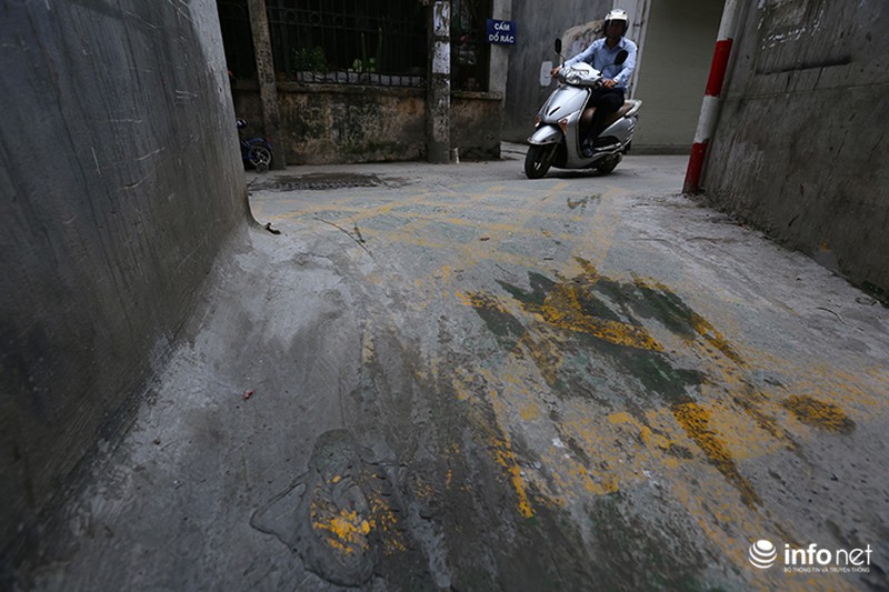 Xuất hiện lớp xi măng xoá làn đường