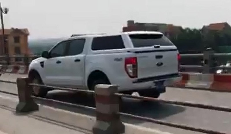 Công an truy tìm xe biển xanh đi vào đường xe máy trên cầu Thanh Trì - ảnh 1