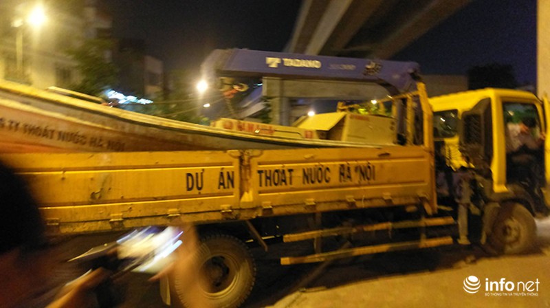 Lại trắng đêm vớt cá chết trên hồ Hoàng Cầu - ảnh 2