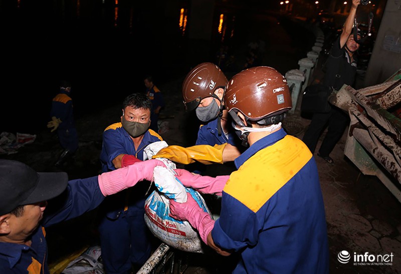 Lại trắng đêm vớt cá chết trên hồ Hoàng Cầu - ảnh 9