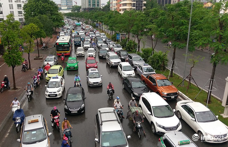 Mới mưa 1 giờ, Hà Nội đã thành