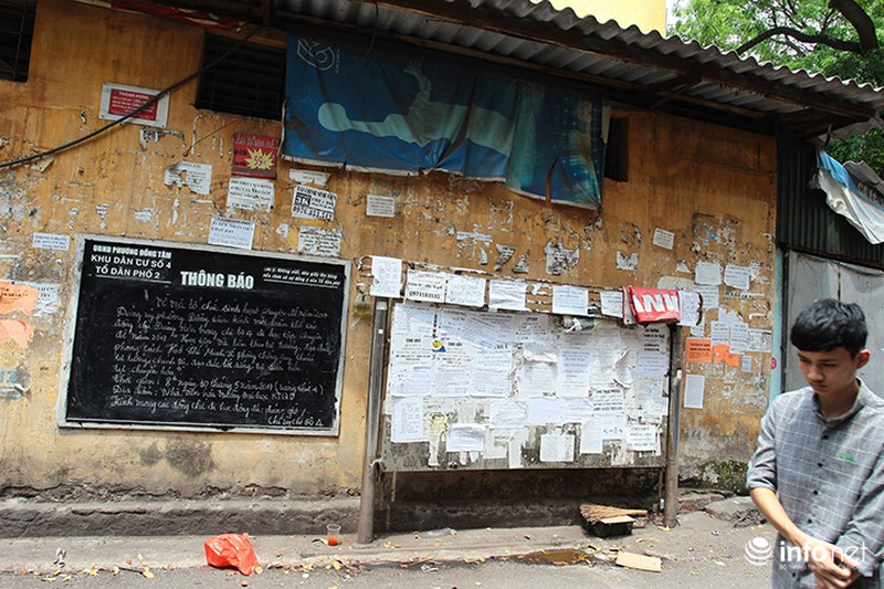 Hà Nội: Tờ rơi, quảng cáo dán kín biển báo công cộng - ảnh 3