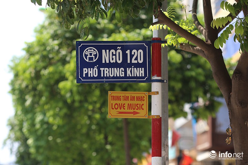 Hà Nội: Tờ rơi, quảng cáo dán kín biển báo công cộng - ảnh 9