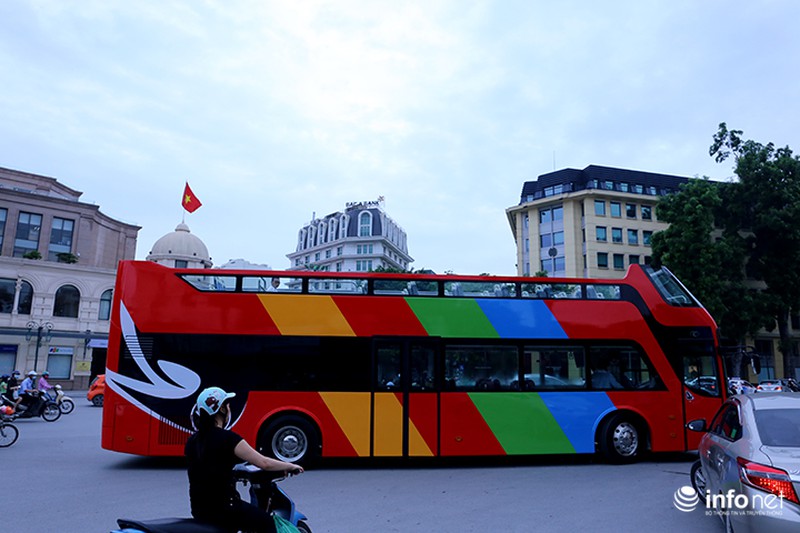 Cận cảnh xe buýt 2 tầng lần đầu tiên chạy trên đường phố Hà Nội - ảnh 1