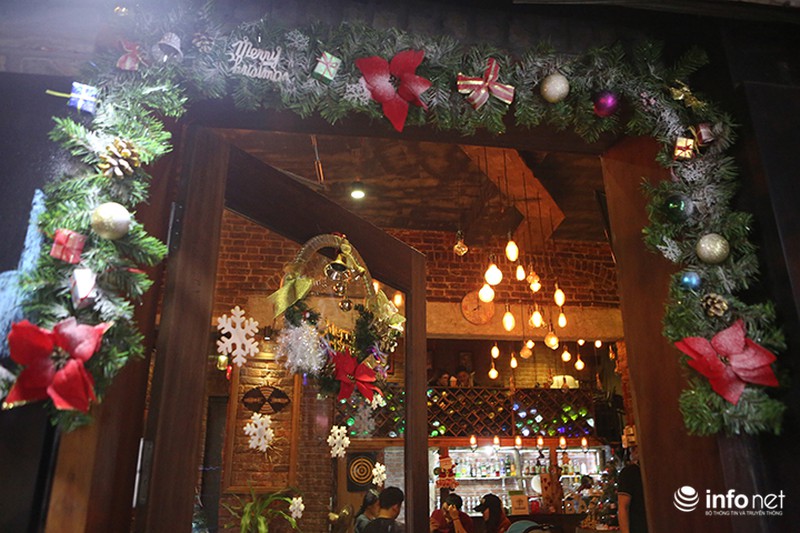 Check-in quán cafe siêu đẹp dịp Noel giá 15.000 đồng giữa phố cổ ...