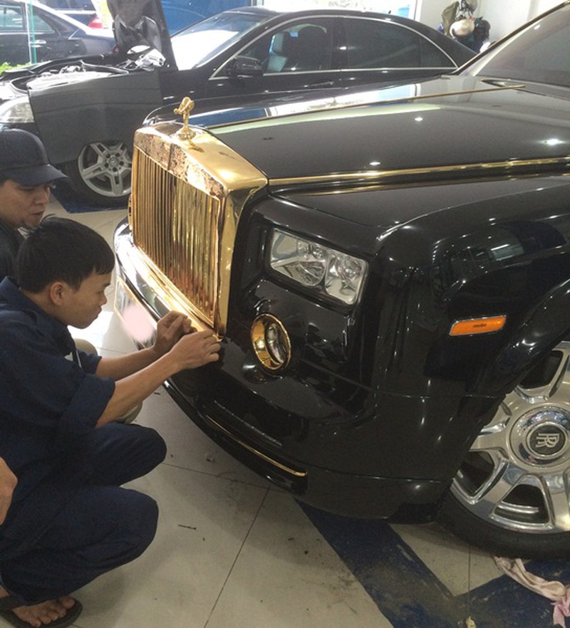 Đại gia BĐS Việt chơi trội mạ vàng siêu xe Rolls-Royce Phantom - ảnh 1