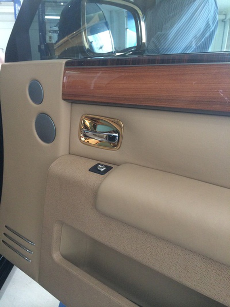 Đại gia BĐS Việt chơi trội mạ vàng siêu xe Rolls-Royce Phantom - ảnh 17