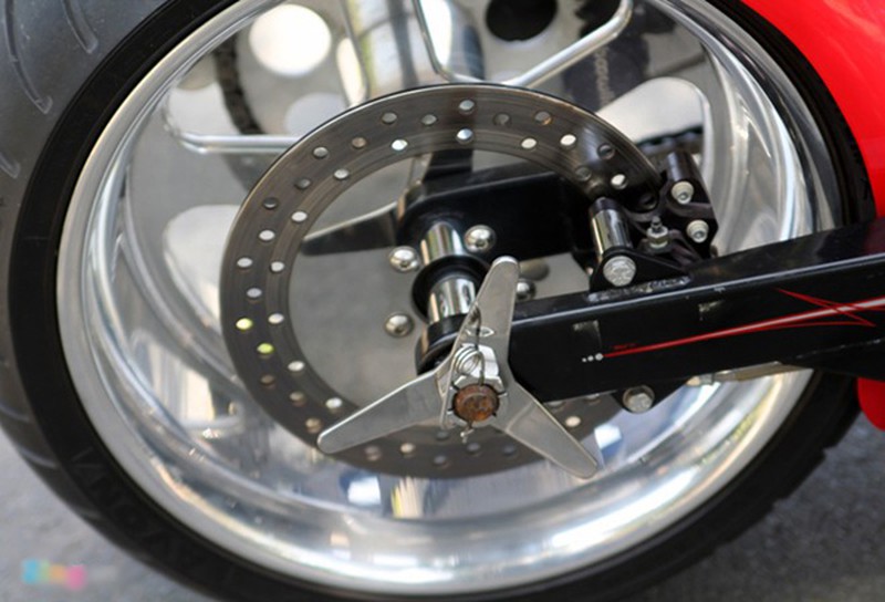 Chiếc Roadstercycle 3 bánh in quốc kỳ Việt Nam - ảnh 11
